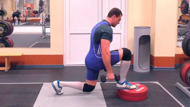 Выпады с гантелями